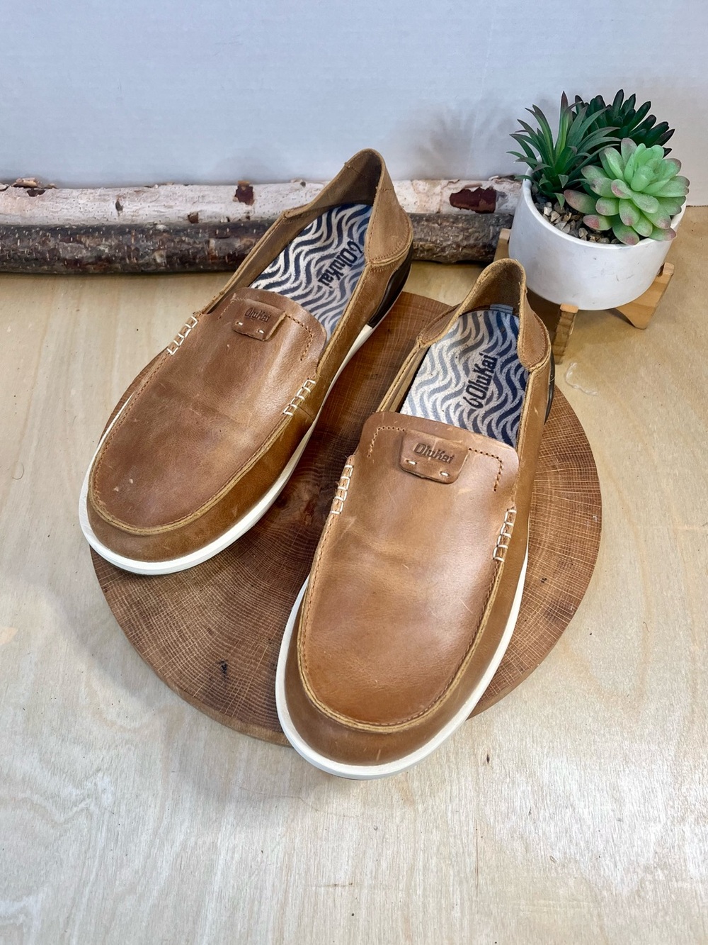 OluKai Kakaha Light Brown Leather Slip-On Loafers White Soles Size 11.5